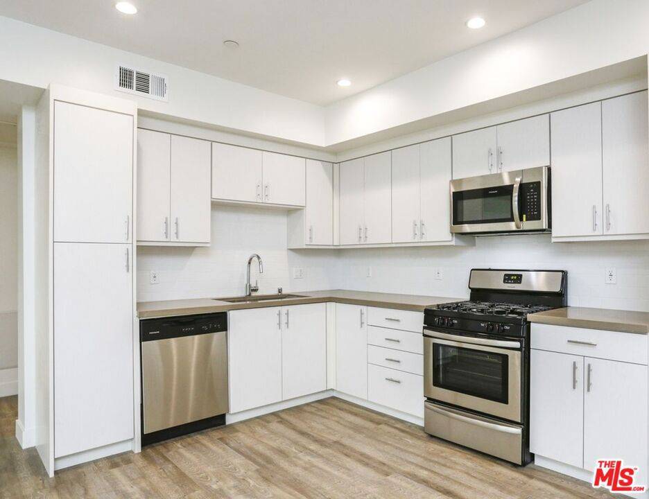 Los Angeles, CA 90017,744 Hartford AVE #205