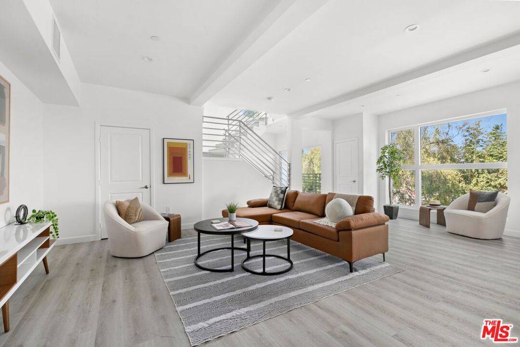 Los Angeles, CA 90039,2635 Adelbert AVE