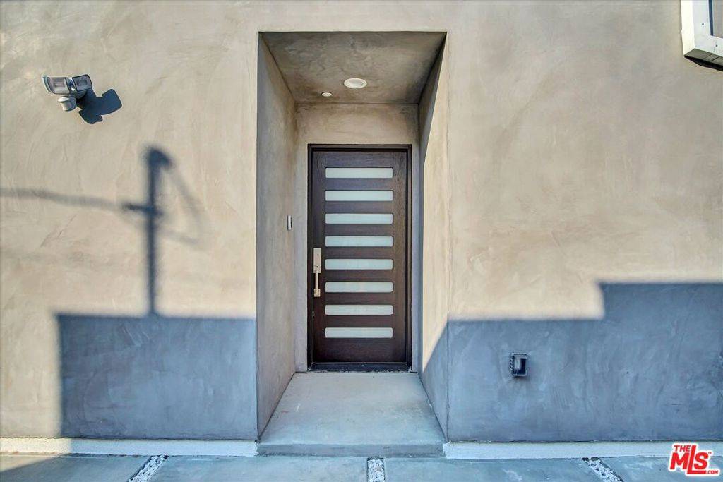 Los Angeles, CA 90016,2419 S Cochran AVE