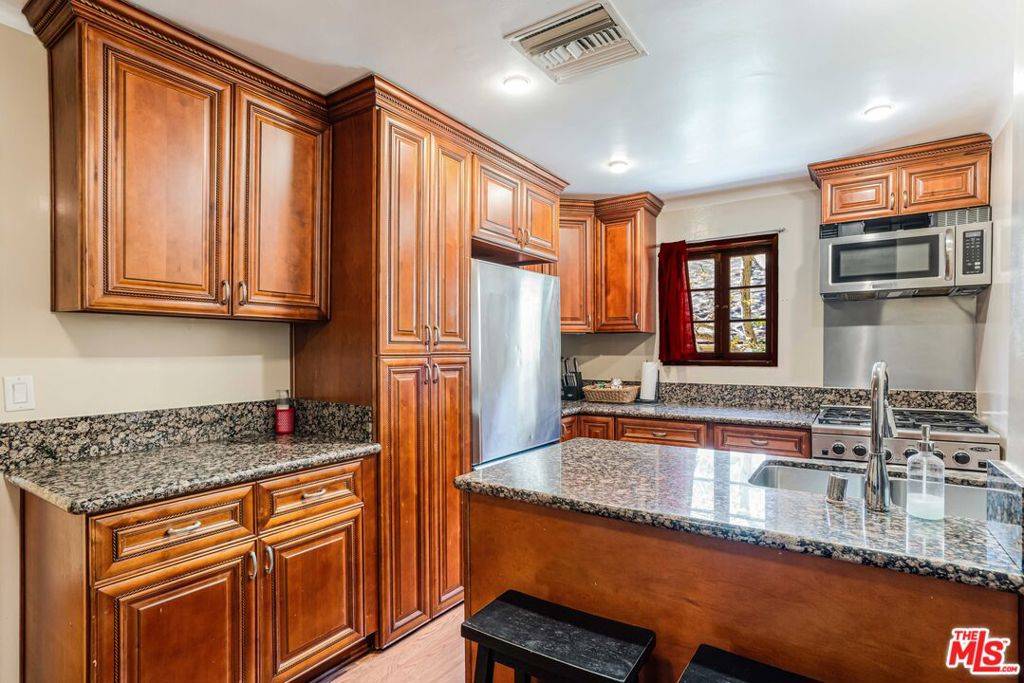Los Angeles, CA 90077,10306 Seabury LN