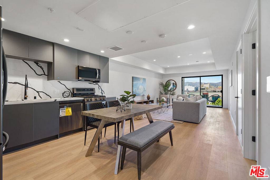 Los Angeles, CA 90010,321 S Oxford AVE #406