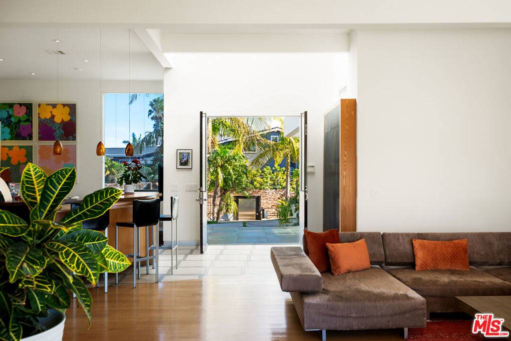 817 ENCHANTED WAY, Pacific Palisades, CA 90272