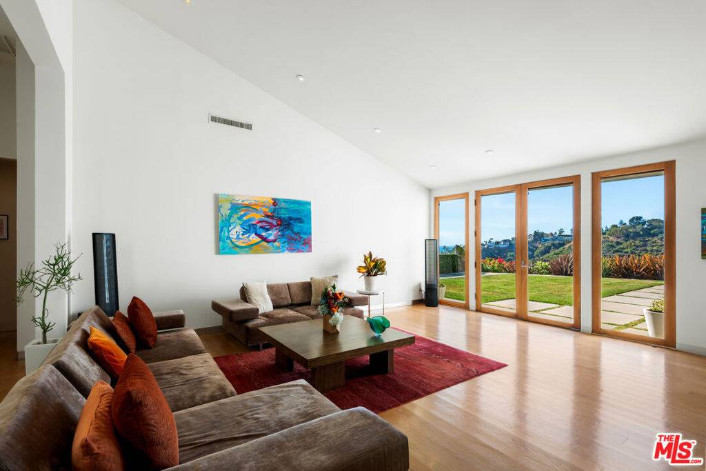 Pacific Palisades, CA 90272,817 ENCHANTED WAY