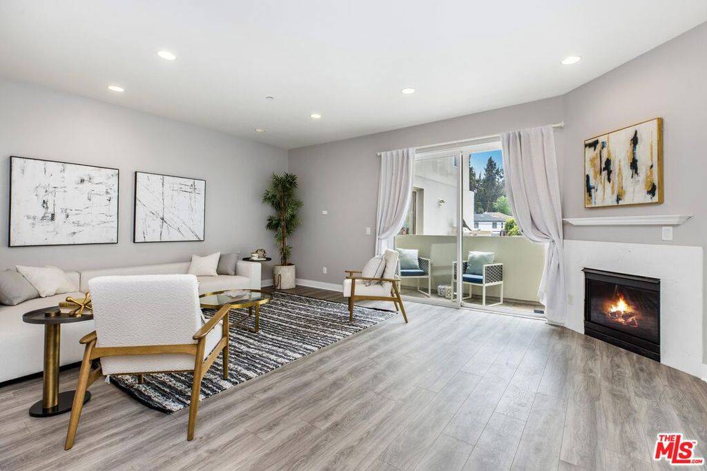 11851 Laurelwood DR #102, Studio City, CA 91604