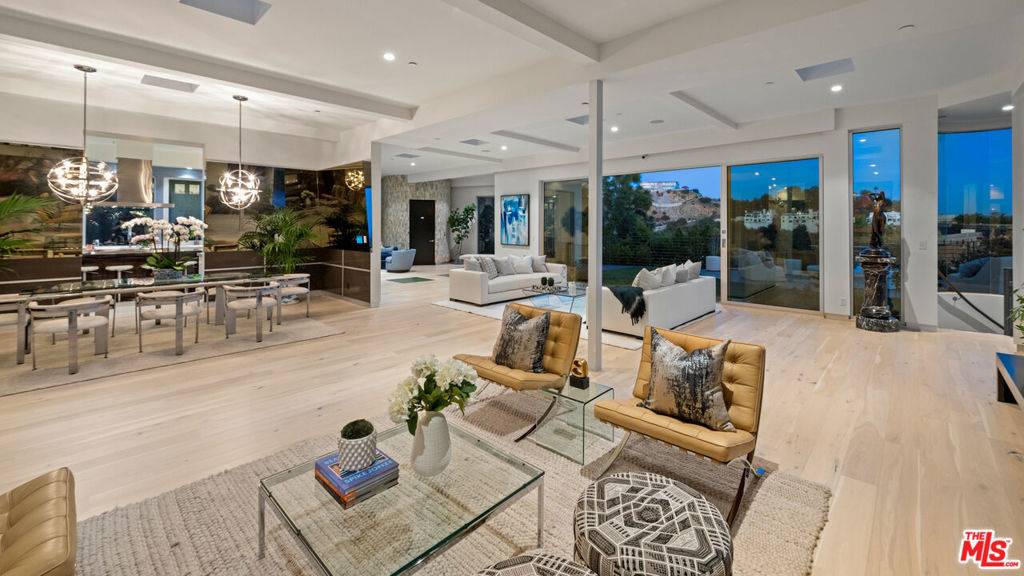 Los Angeles, CA 90069,9353 Nightingale DR