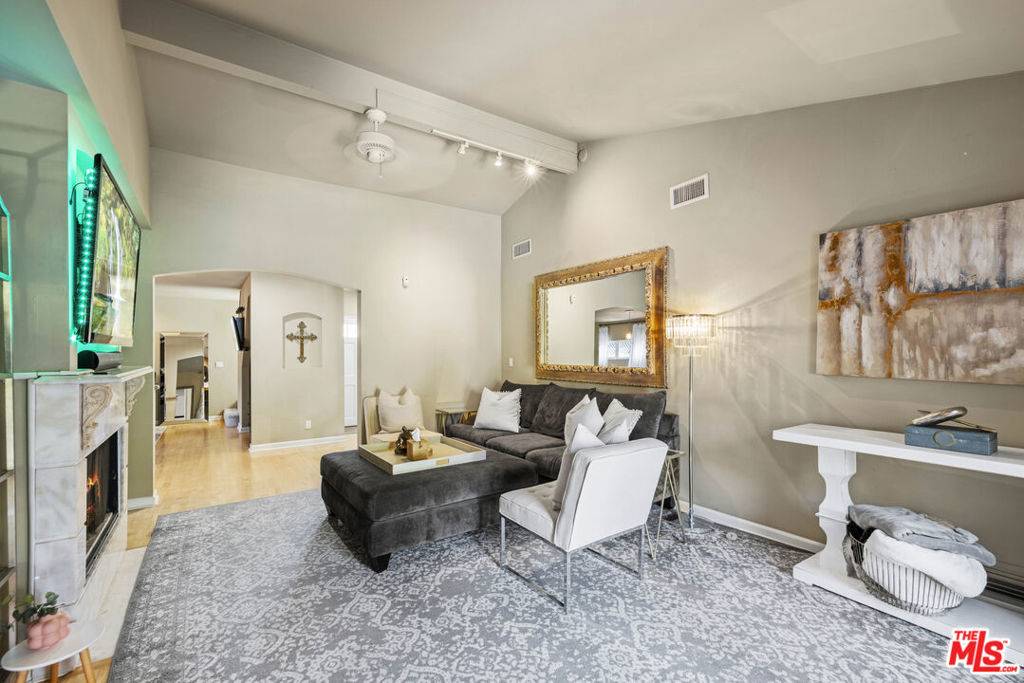 Woodland Hills, CA 91364,21319 Providencia ST