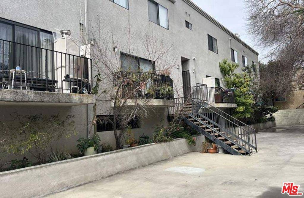 Van Nuys, CA 91405,6606 Hazeltine AVE
