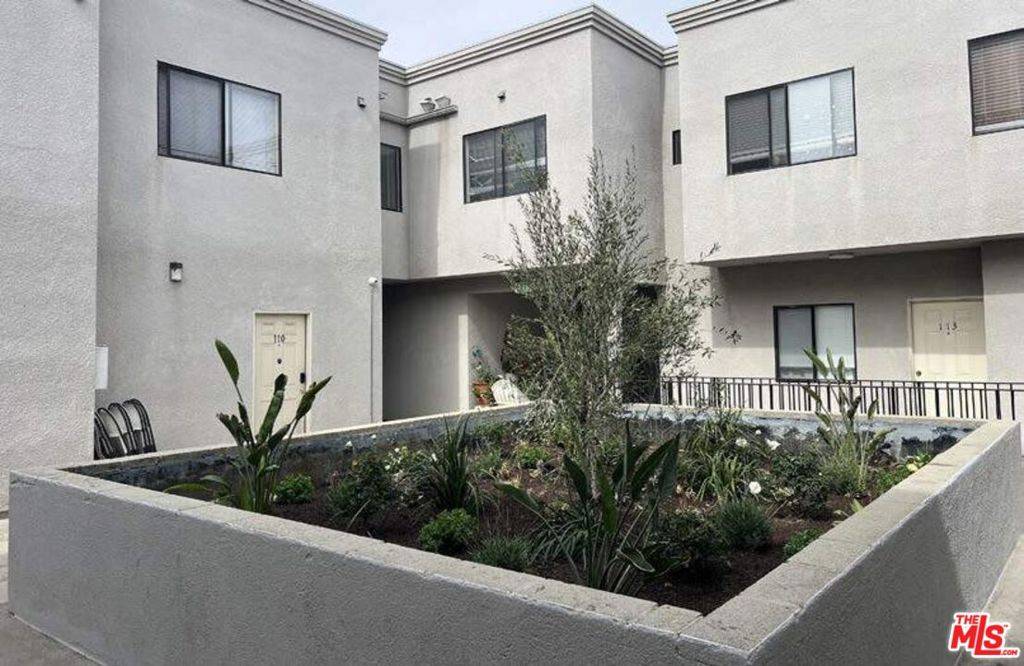 Van Nuys, CA 91405,6606 Hazeltine AVE