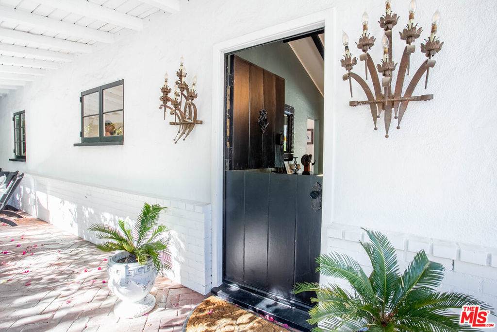 Palm Springs, CA 92264,148 W Camino Descanso