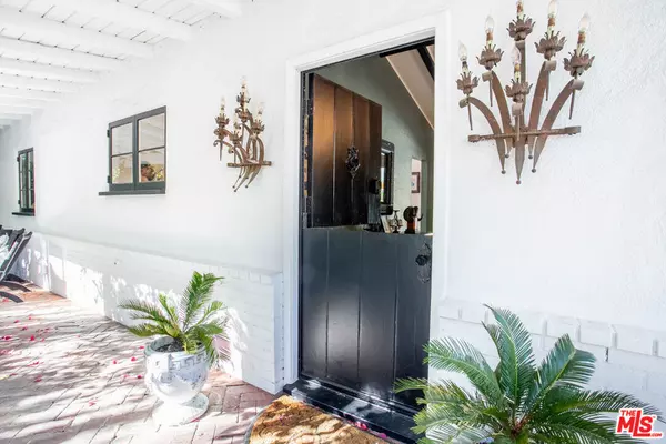 Palm Springs, CA 92264,148 W Camino Descanso