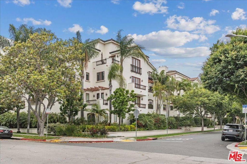 Beverly Hills, CA 90212,261 S Reeves DR #304