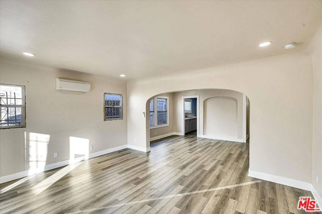 Los Angeles, CA 90043,4422 3rd AVE