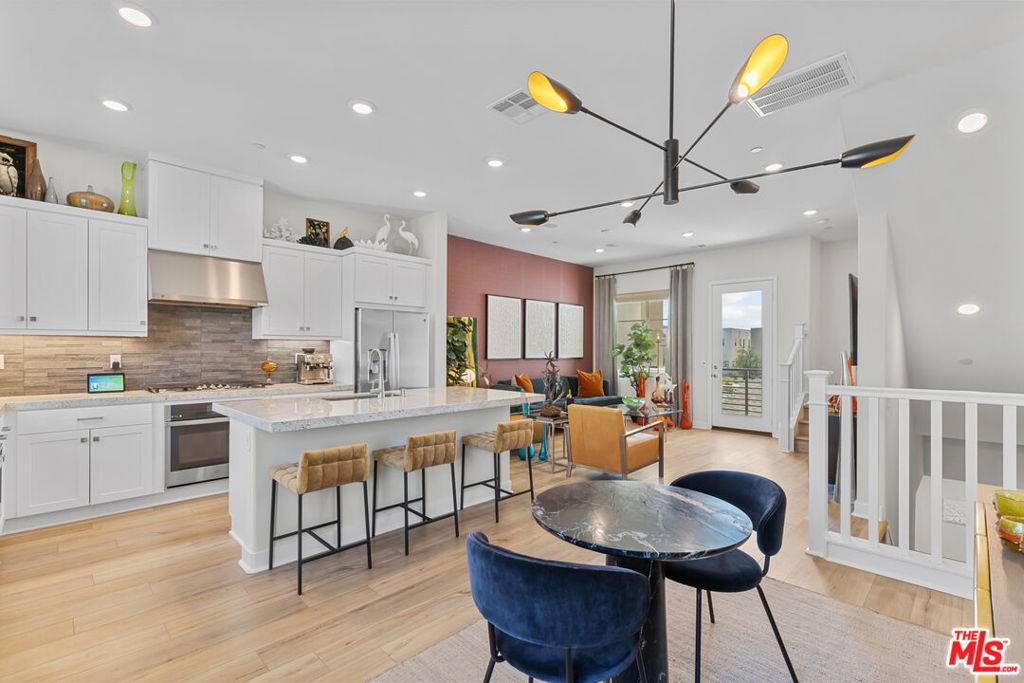 Valencia, CA 91381,27109 Trail View LN