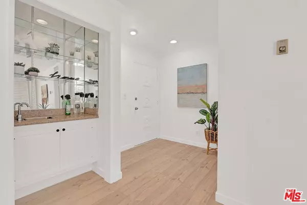 Sherman Oaks, CA 91423,12955 Riverside DR #201