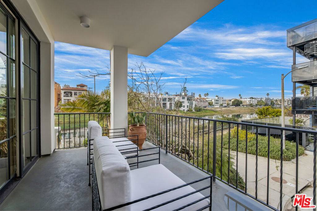 Venice, CA 90292,5201 Via Donte
