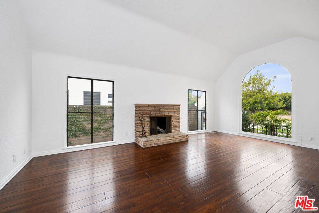 Los Angeles, CA 90048,330 N La Jolla AVE
