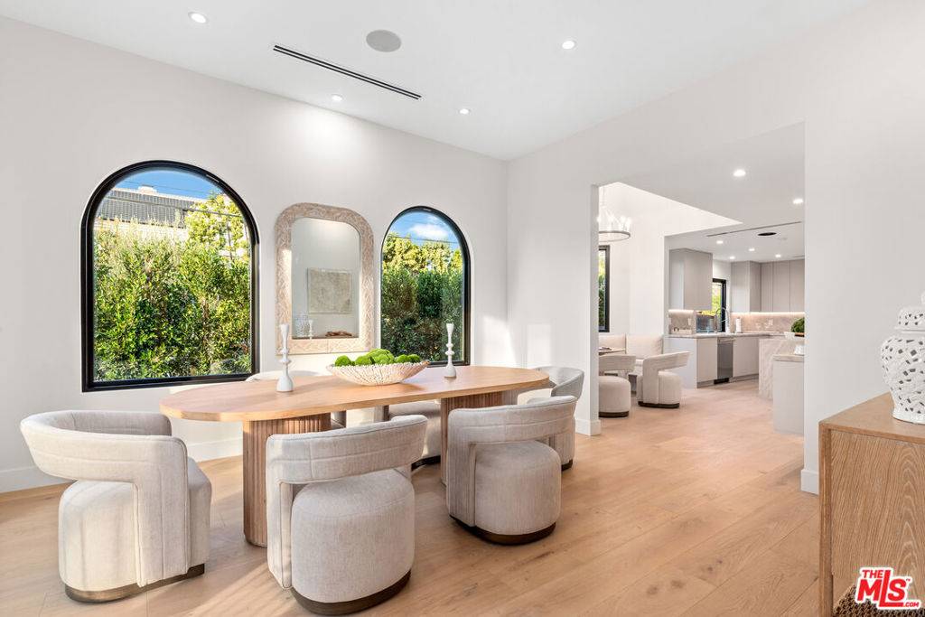 Los Angeles, CA 90048,100 S La Jolla AVE