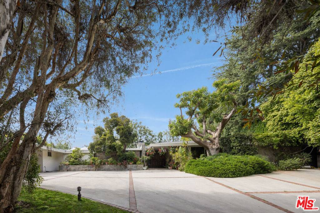 1018 N Crescent DR, Beverly Hills, CA 90210