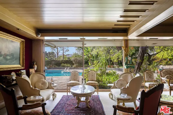 Beverly Hills, CA 90210,1018 N Crescent DR