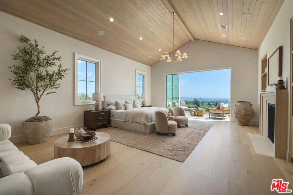 Pacific Palisades, CA 90272,1682 San Onofre DR