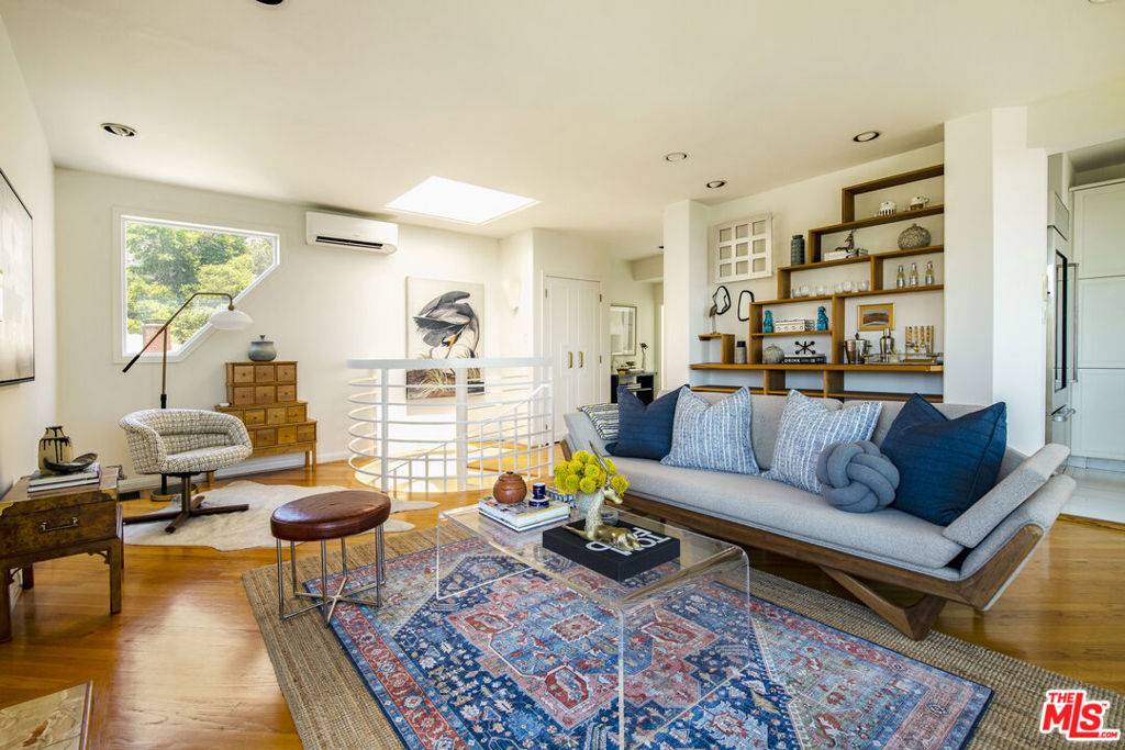 Los Angeles, CA 90068,6180 Rockcliff DR