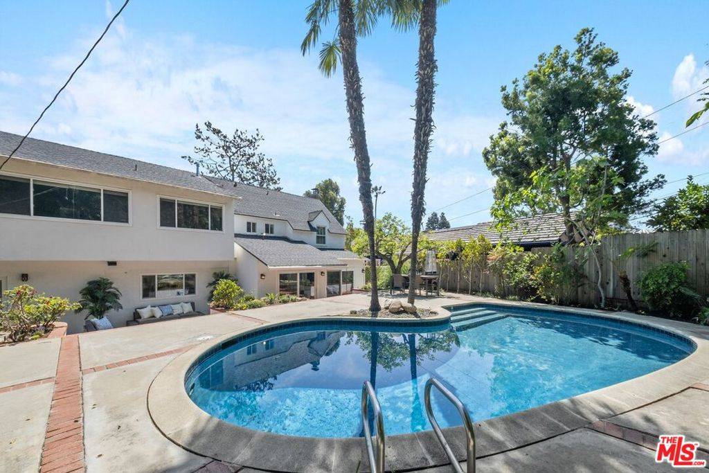 135 N Canyon View DR, Los Angeles, CA 90049