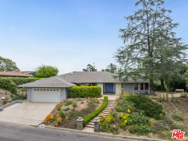 Encino, CA 91436,15901 High Knoll RD