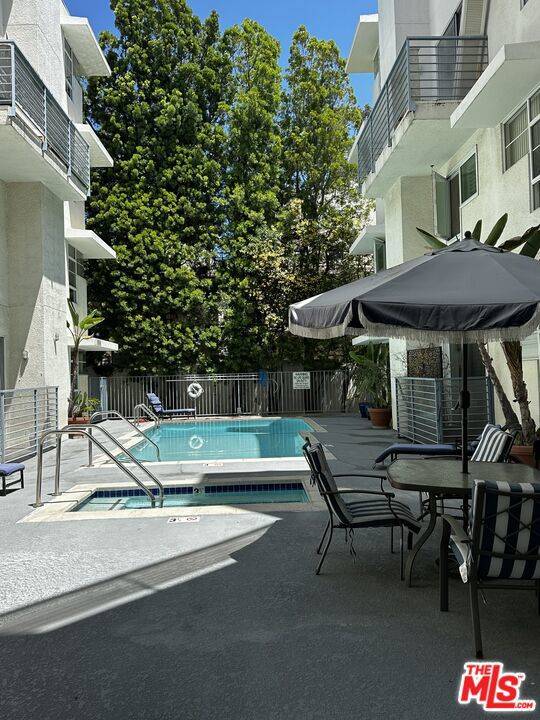 Encino, CA 91316,5350 White Oak AVE #304