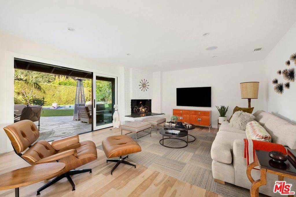 3852 Royal Woods DR, Sherman Oaks, CA 91403