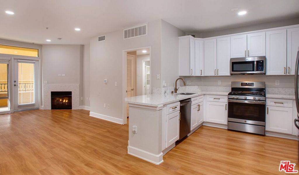 Los Angeles, CA 90036,348 S Hauser BLVD #1-316