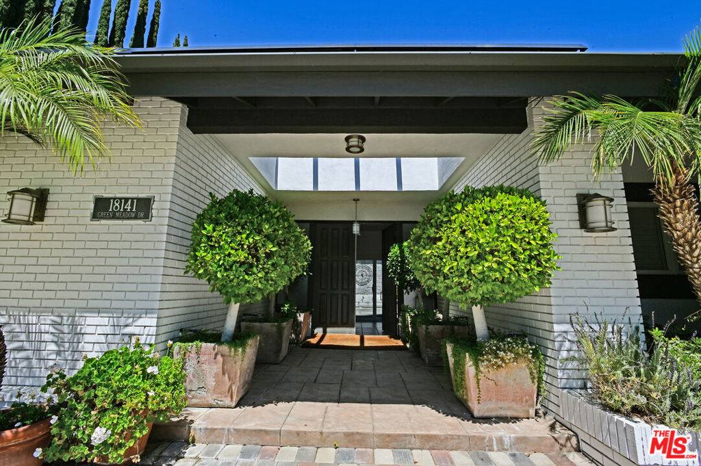 Encino, CA 91316,18141 Green Meadow DR