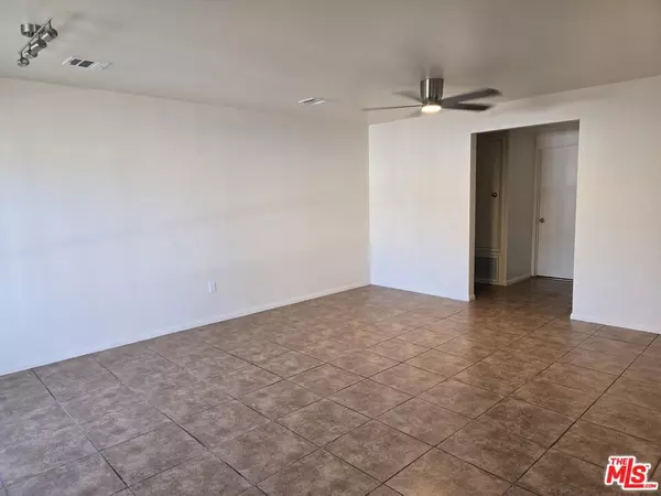 Los Angeles, CA 90003,9004 S San Pedro ST