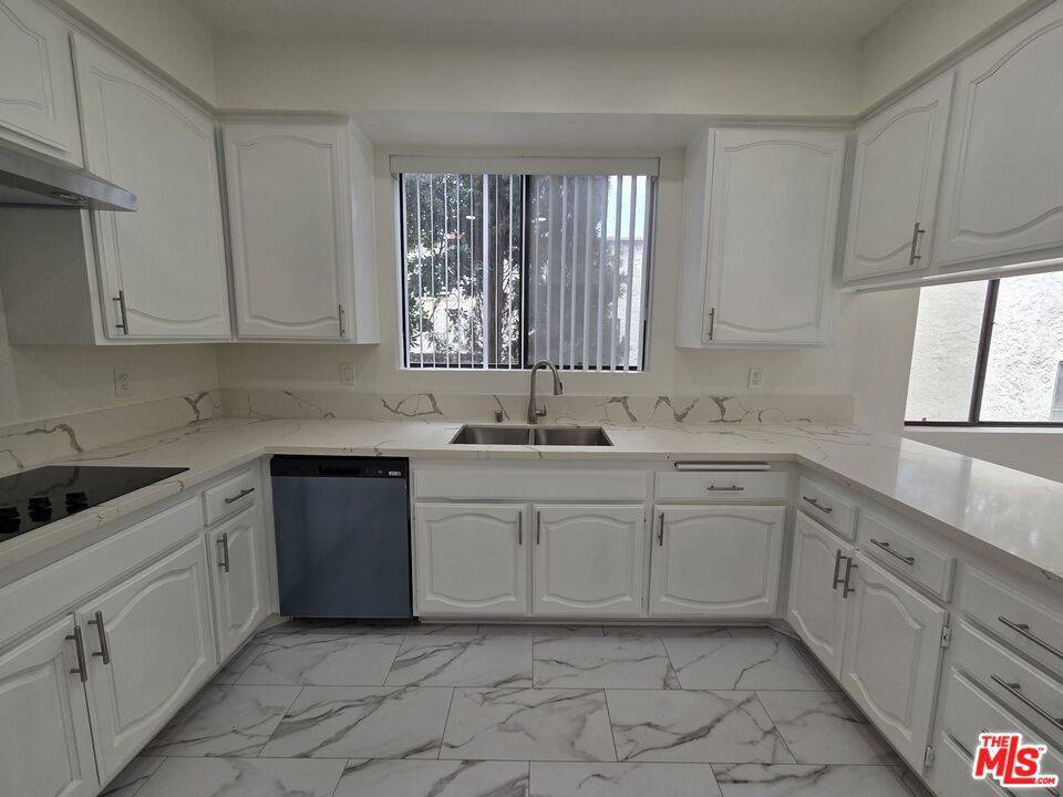 Los Angeles, CA 90048,126 N Croft AVE #201