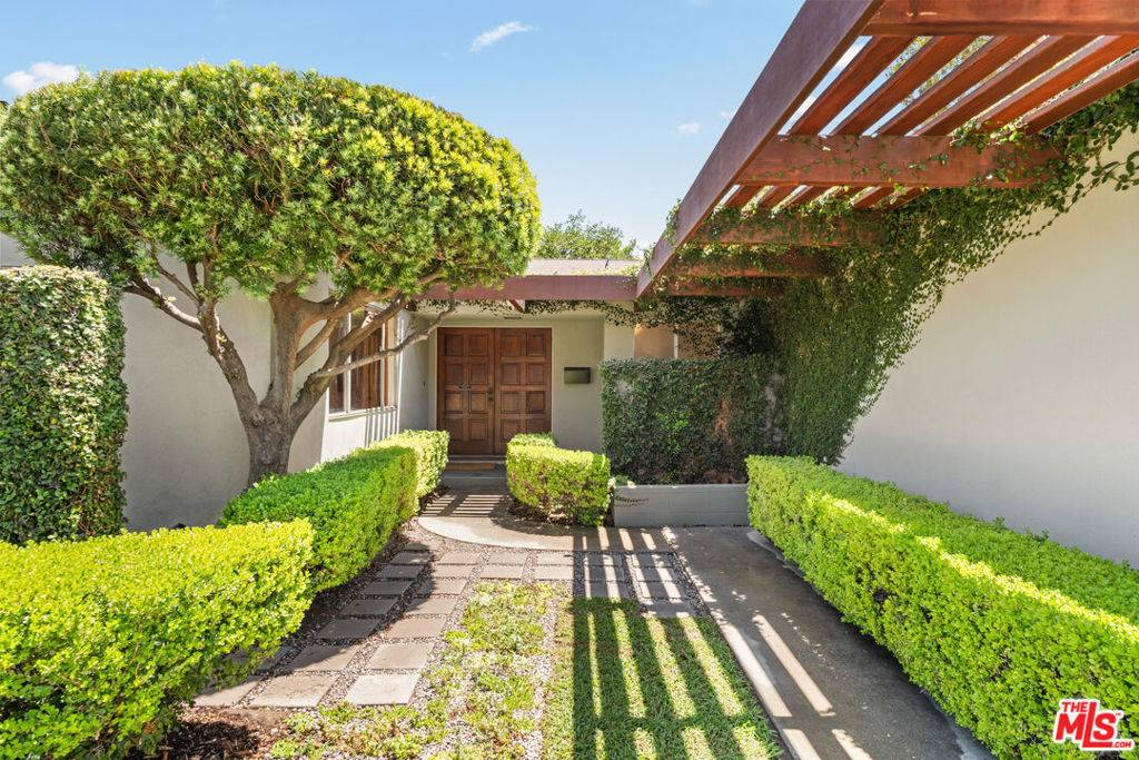 Van Nuys, CA 91405,15126 Archwood ST