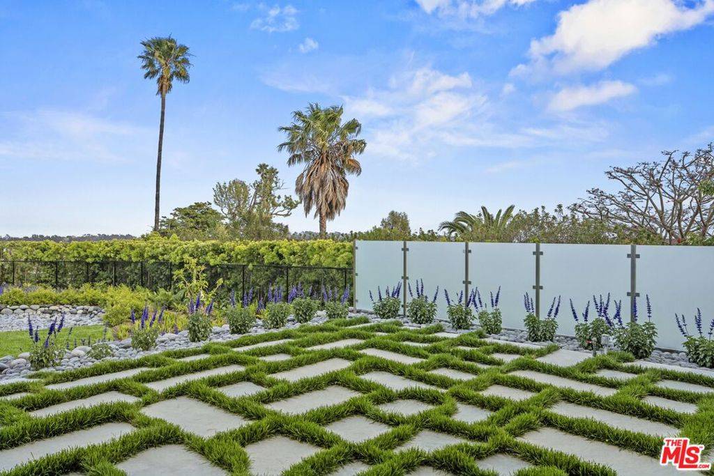 Malibu, CA 90265,5738 Busch DR