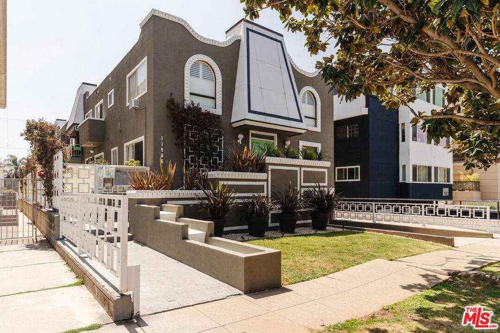 Los Angeles, CA 90049,11906 Gorham AVE #6