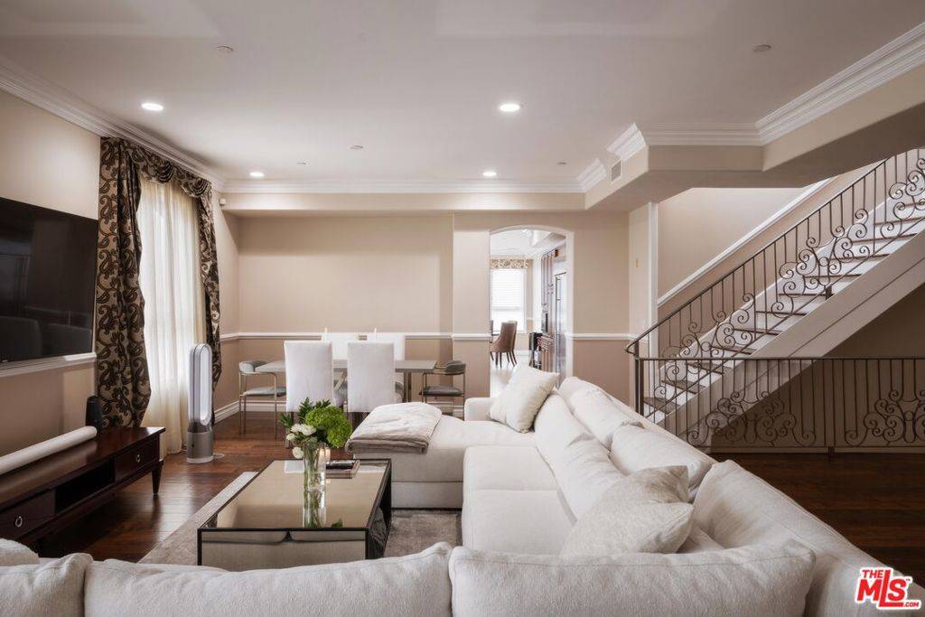 Beverly Hills, CA 90212,132 S Crescent DR #403