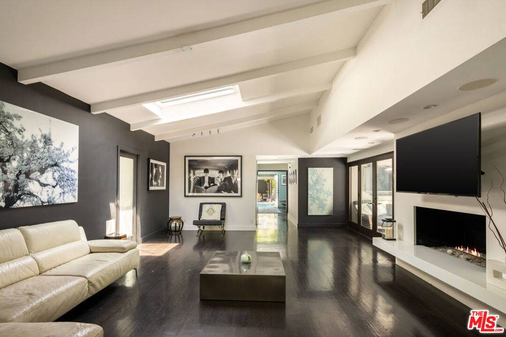 Beverly Hills, CA 90210,1646 San Ysidro DR