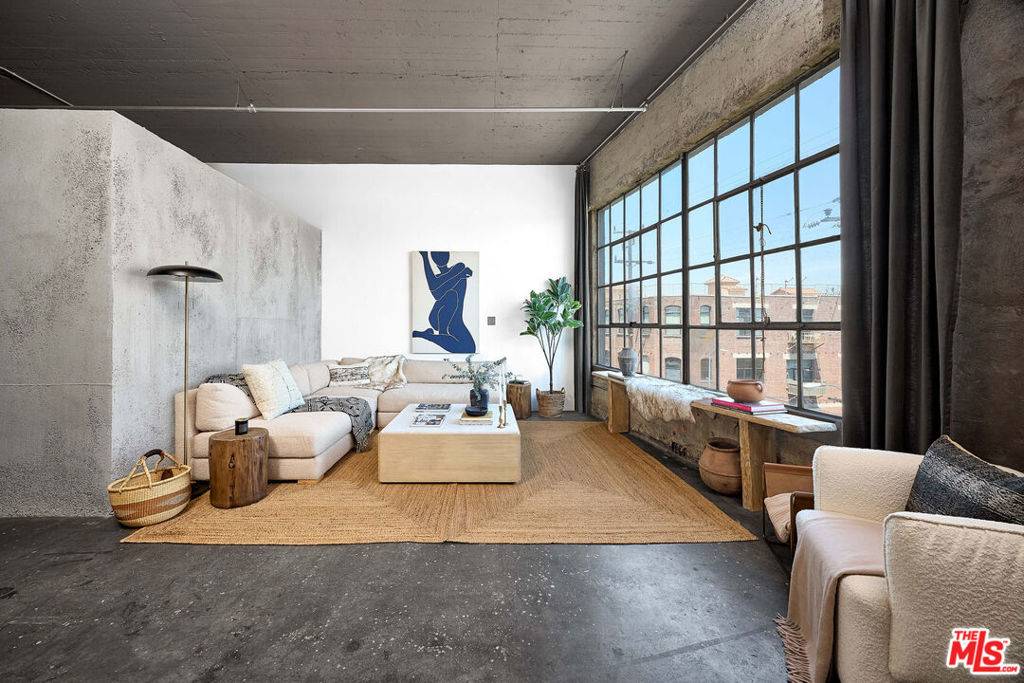 Los Angeles, CA 90021,1855 Industrial ST #421