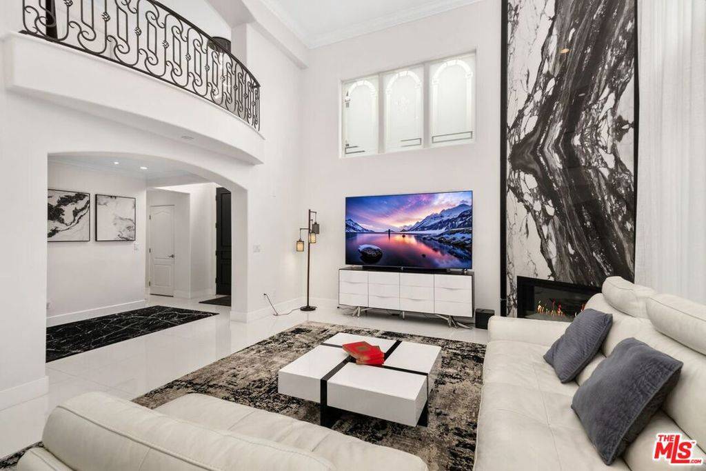 11974 Mayfield AVE #2, Los Angeles, CA 90049