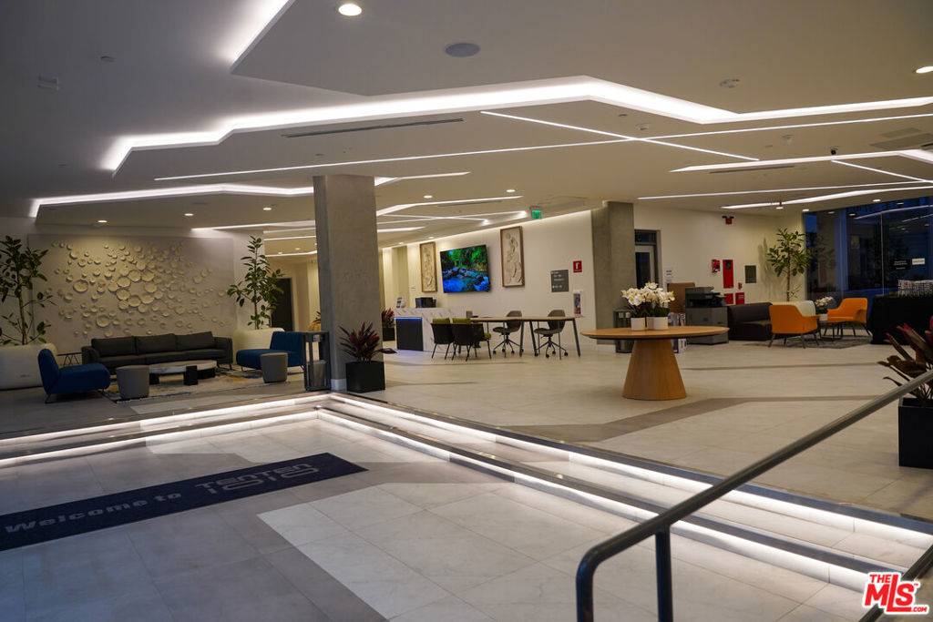 Glendale, CA 91203,414 N Orange ST #325