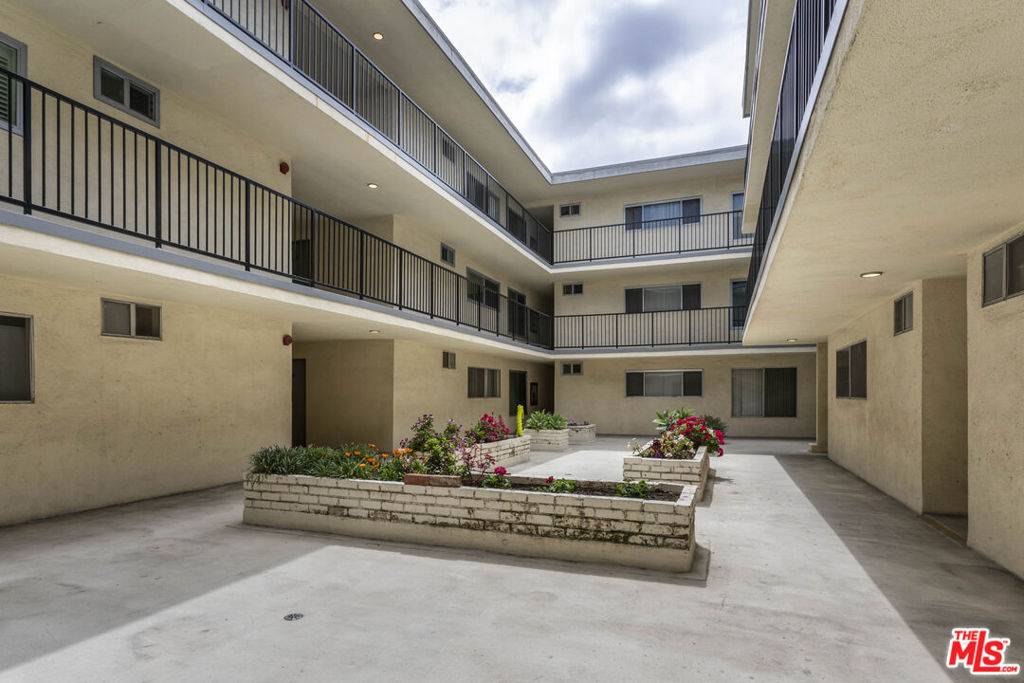 Los Angeles, CA 90034,3734 S Canfield AVE #109