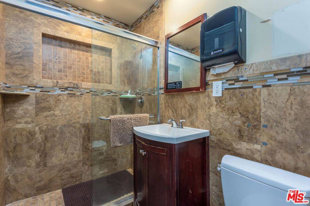 Reseda, CA 91335,6953 Enfield AVE
