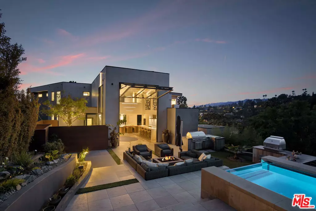 Los Angeles, CA 90068,5751 Valley Oak DR