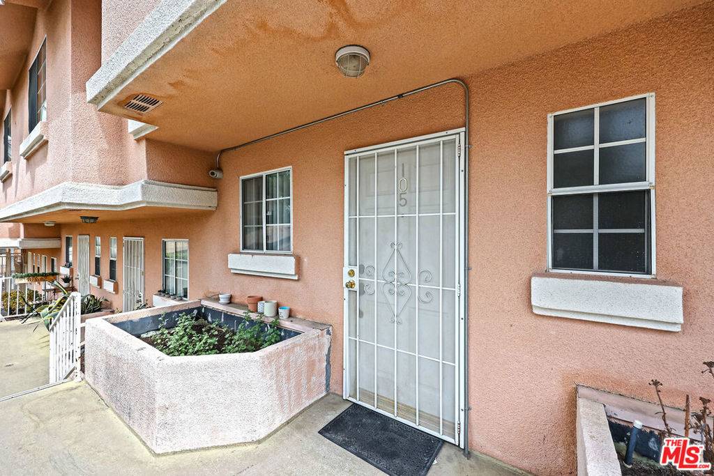 Tujunga, CA 91042,10128 Hillhaven AVE #105