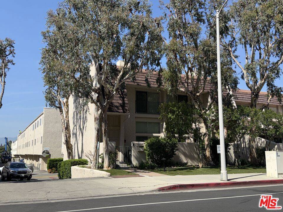 22239 1/4 Erwin ST, Woodland Hills, CA 91367