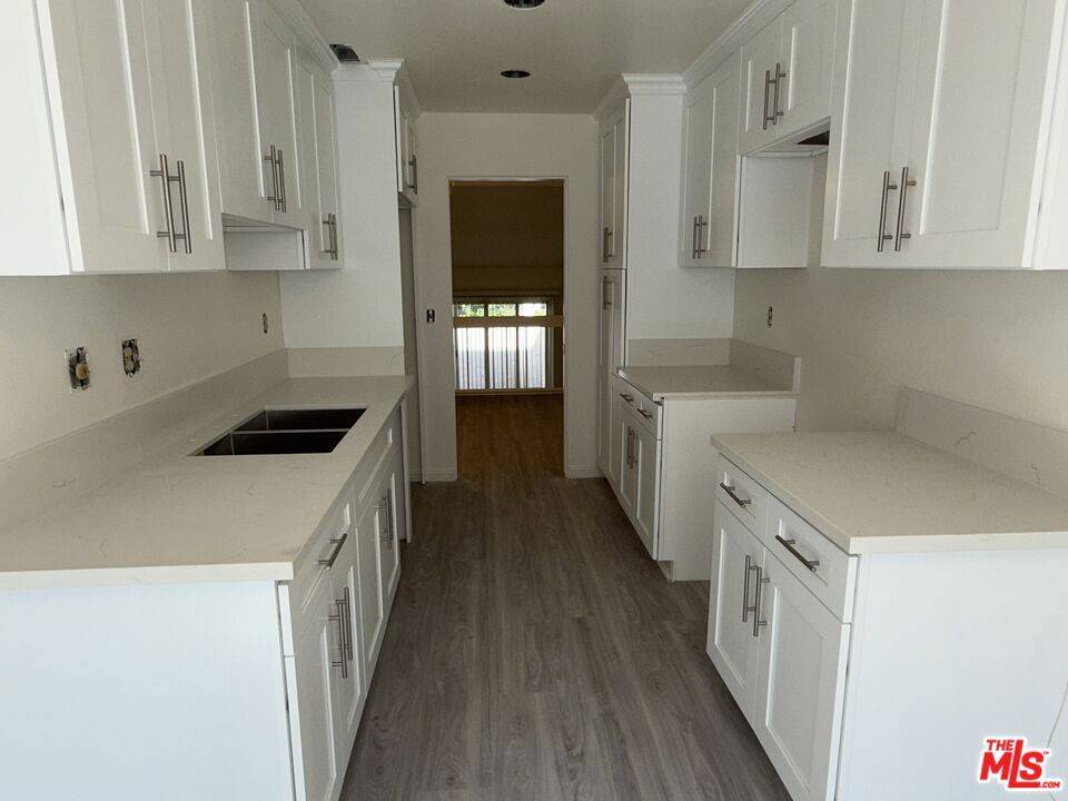 Woodland Hills, CA 91367,22239 1/4 Erwin ST