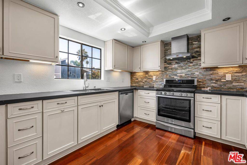 Redondo Beach, CA 90278,2611 Carnegie LN #3