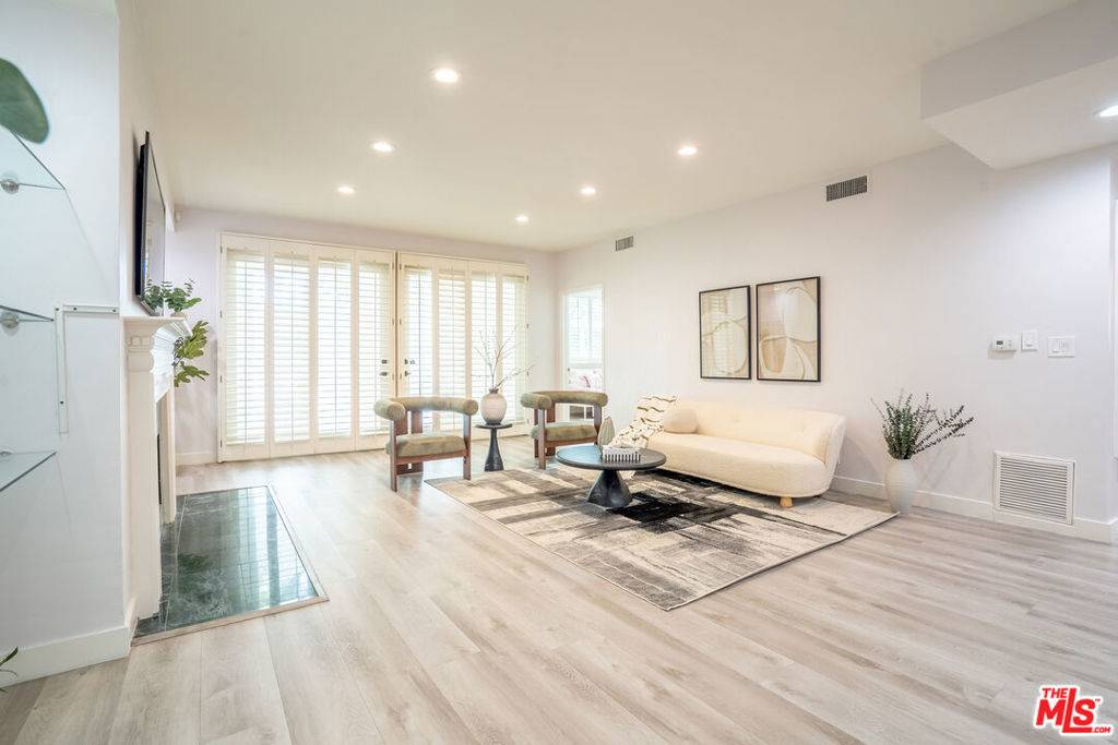 Los Angeles, CA 90010,4595 Wilshire BLVD #106