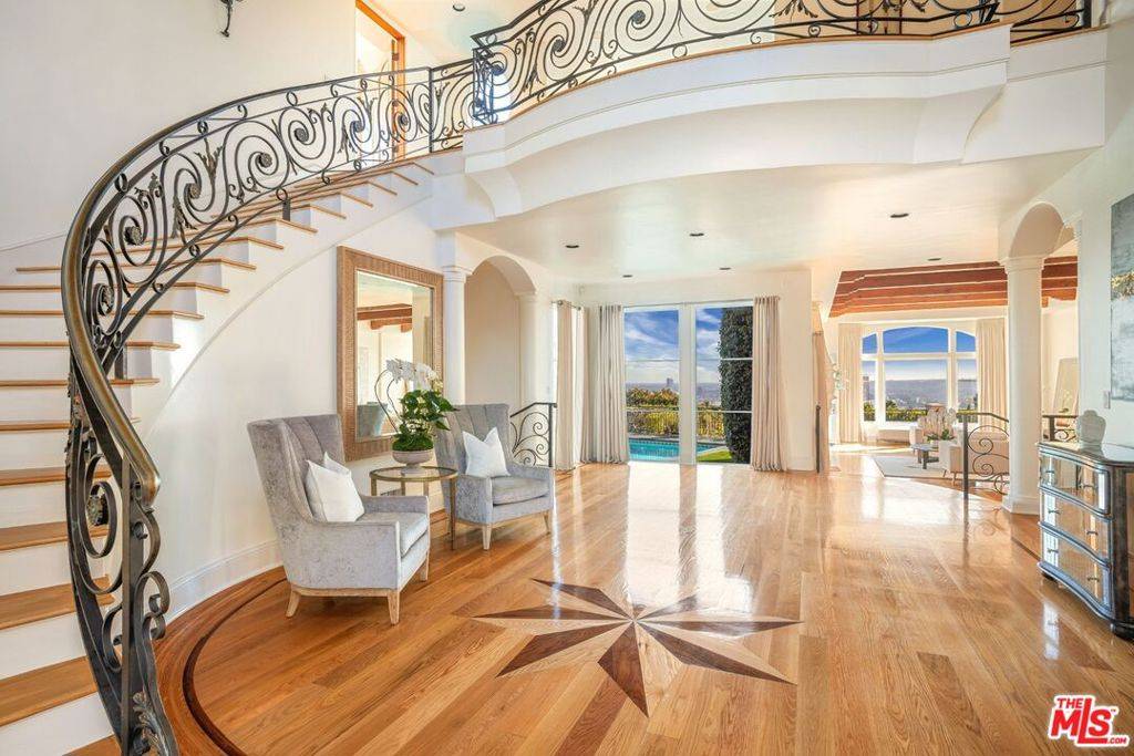 Los Angeles, CA 90069,1260 St Ives PL